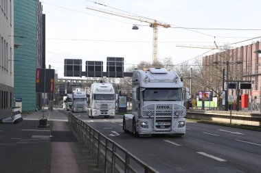 GERÇEK, COLOGNE: 12 Mart 2022: Benzin fiyatlarına yapılan zamları protesto