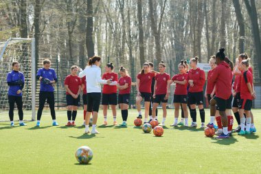 23 Mart 2022 Ukraynalı bayan futbol takımı Krivbas 'ın açık antrenmanı. Ukrayna 'dan gelen futbolcular, Rusya' nın anavatanlarına saldırması yüzünden göçmenler.