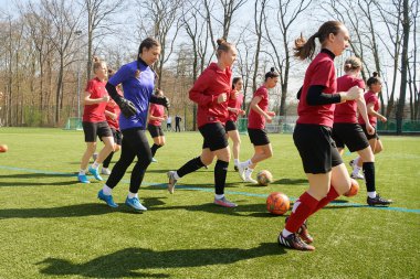 23 Mart 2022 Ukraynalı bayan futbol takımı Krivbas 'ın açık antrenmanı. Ukrayna 'dan gelen futbolcular, Rusya' nın anavatanlarına saldırması yüzünden göçmenler.