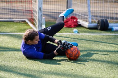 23 Mart 2022 Ukraynalı bayan futbol takımı Krivbas 'ın açık antrenmanı. Ukrayna 'dan gelen futbolcular, Rusya' nın anavatanlarına saldırması yüzünden göçmenler.