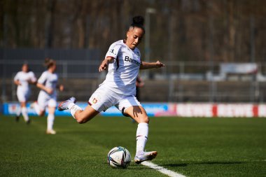 ALMANY, COLOGNE - 27 Mart 2022: FC COLOGNE FC Bayer 04 'e karşı Frauen Bundesliga maçı