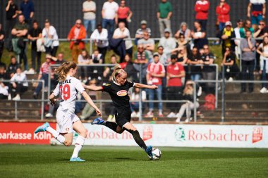 ALMANY, COLOGNE - 27 Mart 2022: FC COLOGNE FC Bayer 04 'e karşı Frauen Bundesliga maçı