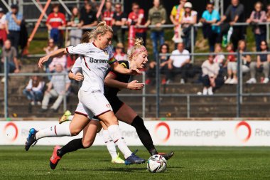 ALMANY, COLOGNE - 27 Mart 2022: FC COLOGNE FC Bayer 04 'e karşı Frauen Bundesliga maçı