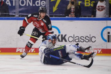 COLOGNE, ALMANY - 5 Nisan 2022: Hokey play-off maçı DeL Koelner Haie - ERC Ingolstadt