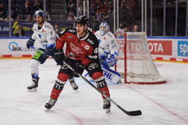 COLOGNE, ALMANY - 5 Nisan 2022: Hokey play-off maçı DeL Koelner Haie - ERC Ingolstadt