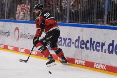 COLOGNE, ALMANY - 5 Nisan 2022: Hokey play-off maçı DeL Koelner Haie - ERC Ingolstadt