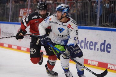 COLOGNE, ALMANY - 5 Nisan 2022: Hokey play-off maçı DeL Koelner Haie - ERC Ingolstadt