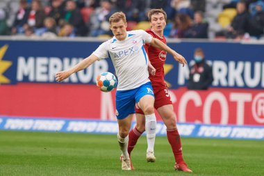 DUESSELDORF, ALMANY - 8 Nisan 2022: Marcel Sobottka Svante Ingelsson 'a karşı. Futbol maçı Bundesliga 2 Fortuna - Hansa