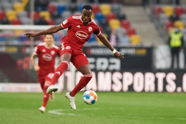 DUESSELDORF, ALMANY - 8 NİSAN 2022: Futbol maçı Bundesliga 2 Fortuna - Hansa