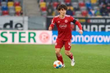 DUESSELDORF, ALMANY - 8 Nisan 2022: Ao Tanaka. Futbol maçı Bundesliga 2 Fortuna - Hansa