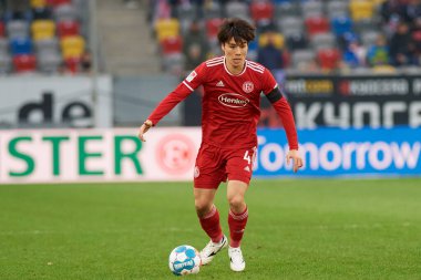 DUESSELDORF, ALMANY - 8 Nisan 2022: Ao Tanaka. Futbol maçı Bundesliga 2 Fortuna - Hansa
