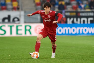 DUESSELDORF, ALMANY - 8 Nisan 2022: Ao Tanaka. Futbol maçı Bundesliga 2 Fortuna - Hansa