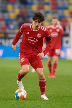 DUESSELDORF, ALMANY - 8 Nisan 2022: Ao Tanaka. Futbol maçı Bundesliga 2 Fortuna - Hansa