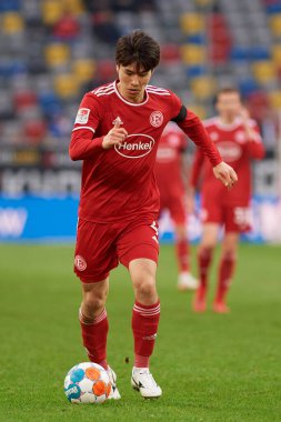 DUESSELDORF, ALMANY - 8 Nisan 2022: Ao Tanaka. Futbol maçı Bundesliga 2 Fortuna - Hansa