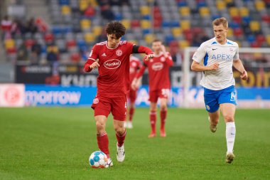 DUESSELDORF, ALMANY - 8 Nisan 2022: Ao Tanaka. Futbol maçı Bundesliga 2 Fortuna - Hansa