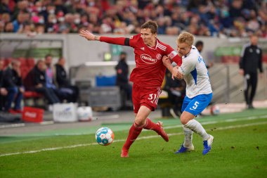 DUESSELDORF, ALMANY - 8 Nisan 2022 Marcel Sobottka, Simon Rhein 'e karşı. Futbol maçı Bundesliga 2 Fortuna - Hansa