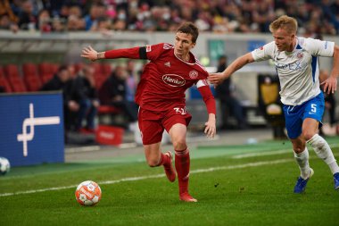 DUESSELDORF, ALMANY - 8 Nisan 2022 Marcel Sobottka, Simon Rhein 'e karşı. Futbol maçı Bundesliga 2 Fortuna - Hansa