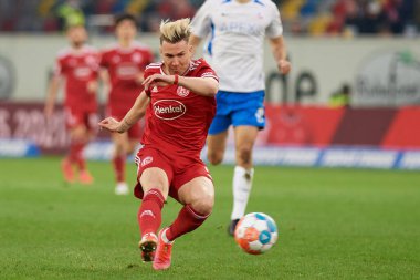 DÜKSELDORF, ALMANA - 8 NİSAN 2022: Futbol maçı Bundesliga 2 Fortuna - Hansa