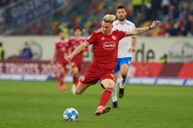 DÜKSELDORF, ALMANA - 8 NİSAN 2022: Futbol maçı Bundesliga 2 Fortuna - Hansa
