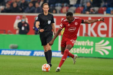 DUESSELDORF, ALMANY - 8 NİSAN 2022: Futbol maçı Bundesliga 2 Fortuna - Hansa