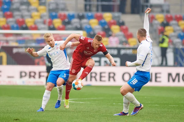DUESSELDORF, Almanya - 8 Nisan 2022: Rouwen Hennings. Futbol maçı Bundesliga 2 Fortuna - Hansa