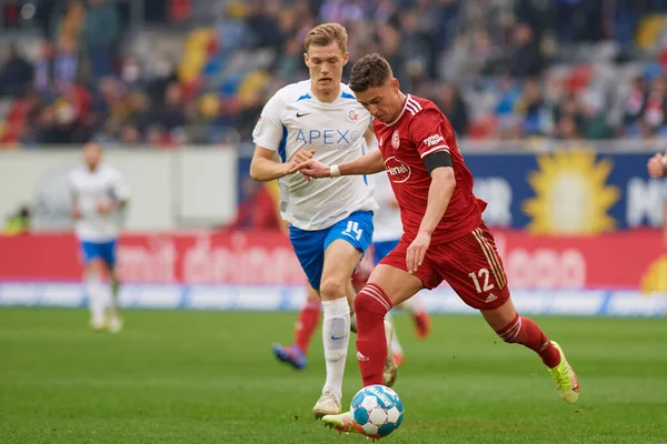 DÜKSELDORF, ALMANY - 8 Nisan 2022: Kristoffer Peterson. Futbol maçı Bundesliga 2 Fortuna - Hansa