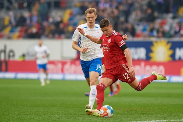 DÜKSELDORF, ALMANY - 8 Nisan 2022: Kristoffer Peterson. Futbol maçı Bundesliga 2 Fortuna - Hansa