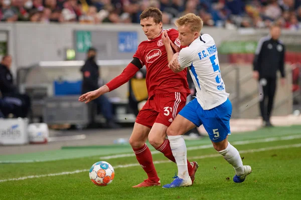 DUESSELDORF, ALMANY - 8 Nisan 2022 Marcel Sobottka, Simon Rhein 'e karşı. Futbol maçı Bundesliga 2 Fortuna - Hansa