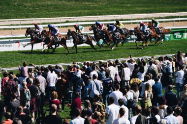 ALMANY, COLOGNE - 18 Nisan 2022: Atçılık FC-Renntag - Carl Jaspers Preis güneşli havalarda. 