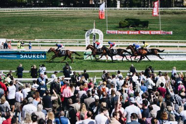 ALMANY, COLOGNE - 18 Nisan 2022: Atçılık FC-Renntag - Carl Jaspers Preis güneşli havalarda. 