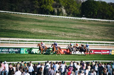 ALMANY, COLOGNE - 18 Nisan 2022: Atçılık FC-Renntag - Carl Jaspers Preis güneşli havalarda. 