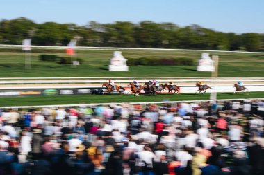 ALMANY, COLOGNE - 18 Nisan 2022: Atçılık FC-Renntag - Carl Jaspers Preis güneşli havalarda. 