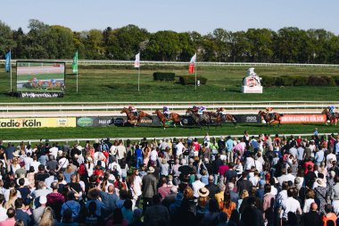 ALMANY, COLOGNE - 18 Nisan 2022: Atçılık FC-Renntag - Carl Jaspers Preis güneşli havalarda. 