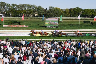 ALMANY, COLOGNE - 18 Nisan 2022: Atçılık FC-Renntag - Carl Jaspers Preis güneşli havalarda. 