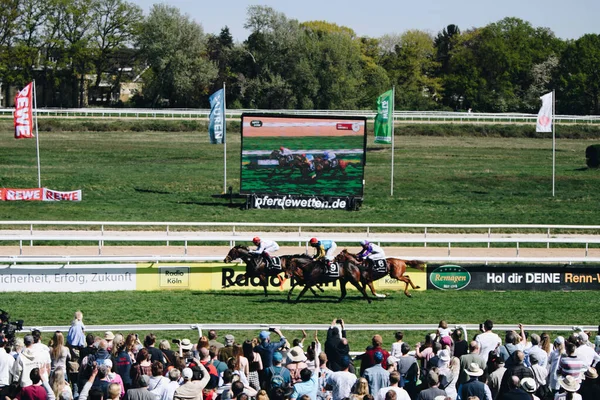 Cologne April 2022 Horseracing Renntag Carl Jaspers Preis Sunshine Weather — 스톡 사진