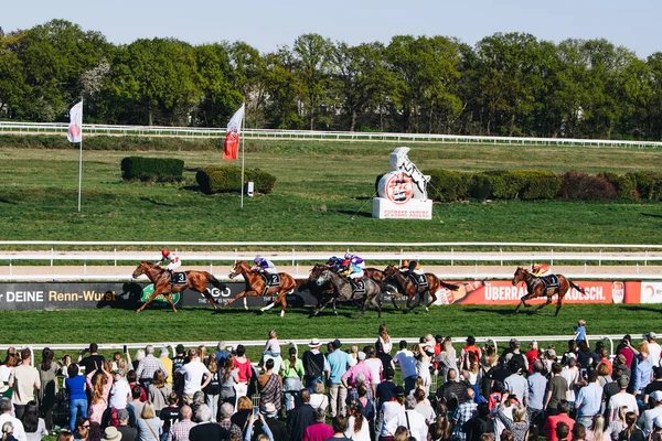 ALMANY, COLOGNE - 18 Nisan 2022: Atçılık FC-Renntag - Carl Jaspers Preis güneşli havalarda. 