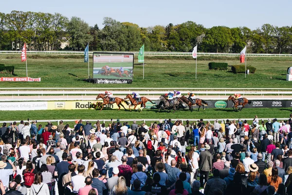 Cologne April 2022 Horseracing Renntag Carl Jaspers Preis Sunshine Weather — 스톡 사진