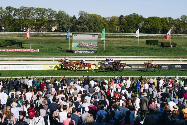 ALMANY, COLOGNE - 18 Nisan 2022: Atçılık FC-Renntag - Carl Jaspers Preis güneşli havalarda. 