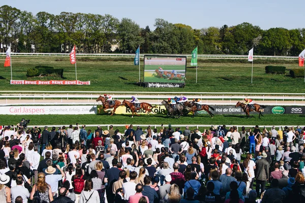 ALMANY, COLOGNE - 18 Nisan 2022: Atçılık FC-Renntag - Carl Jaspers Preis güneşli havalarda. 