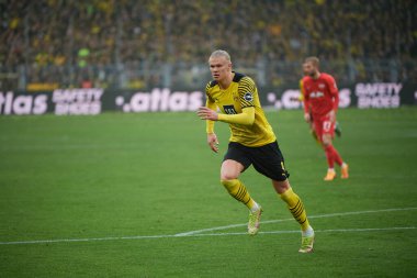 Almanya, DORTMUND - 2 Nisan 2022 Erling Haaland. Bundesliga Borussia Dortmund maçı Iduna Park 'ta RB Leipzig' e karşı.