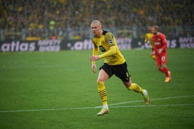 Almanya, DORTMUND - 2 Nisan 2022 Erling Haaland. Bundesliga Borussia Dortmund maçı Iduna Park 'ta RB Leipzig' e karşı.