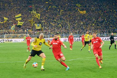 Almanya, DORTMUND - 2 Nisan 2022 Erling Haaland. Bundesliga Borussia Dortmund maçı Iduna Park 'ta RB Leipzig' e karşı.
