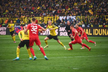 Almanya, DORTMUND - 2 Nisan 2022 Erling Haaland. Bundesliga Borussia Dortmund maçı Iduna Park 'ta RB Leipzig' e karşı.