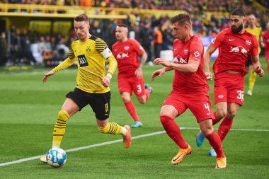 GERMANY, DORTMUND - 2 Nisan 2022: Marco Reus (kaptan) vs. Willi Orban (yardımcı kaptan). Bundesliga Borussia Dortmund maçı Iduna Park 'ta RB Leipzig' e karşı.