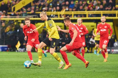 Almanya, DORTMUND - 2 Nisan 2022 Erling Haaland. Bundesliga Borussia Dortmund maçı Iduna Park 'ta RB Leipzig' e karşı.