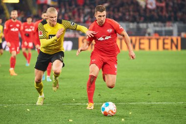 GERMANY, DORTMUND - 2 Nisan 2022: Erling Haaland vs Willi Orban (yardımcı kaptan). Bundesliga Borussia Dortmund maçı Iduna Park 'ta RB Leipzig' e karşı.