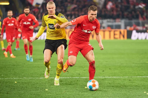 GERMANY, DORTMUND - 2 Nisan 2022: Erling Haaland vs Willi Orban (yardımcı kaptan). Bundesliga Borussia Dortmund maçı Iduna Park 'ta RB Leipzig' e karşı.