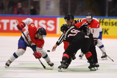 TYCHY, POLAND - 26 Nisan 2022: IIHF 2022 Buz Hokeyi Dünya Şampiyonası Div 1B Sırbistan Japonya 'ya karşı