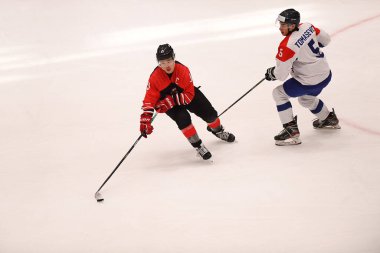 TYCHY, POLAND - 26 Nisan 2022: IIHF 2022 Buz Hokeyi Dünya Şampiyonası Div 1B Sırbistan Japonya 'ya karşı