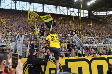 DORTMUND, Almanya - 14 Mayıs 2022 Marcel Schmelzer ve Hayranları. Bundesliga Borussia Dortmund, Iduna Park 'ta Herta Berlin' e karşı.